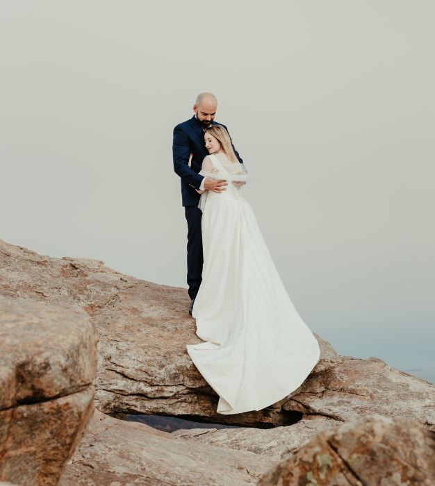 Novios en montaña