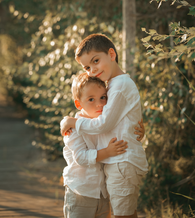 Niños abrazándose